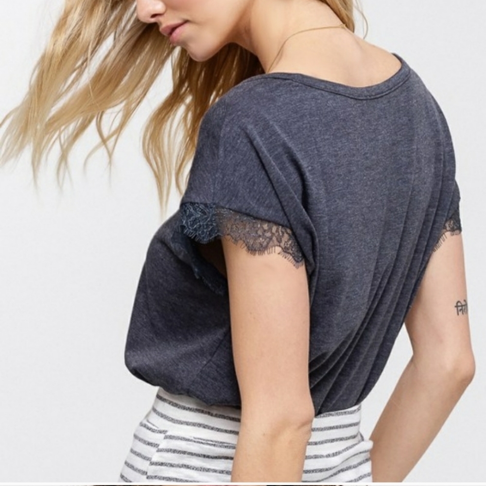 📦Lovely lace trim shirt sleeved tee.